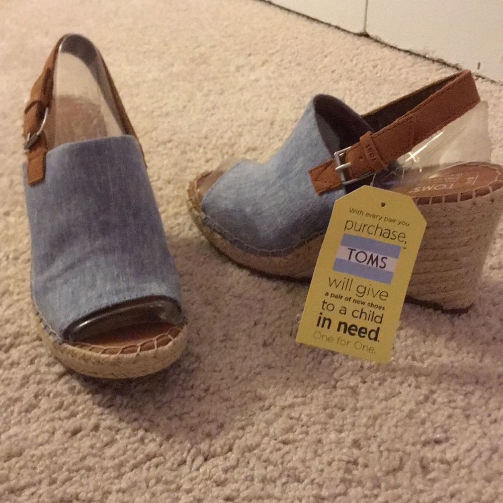 TOMS style Monica blue chambray/leather size 8